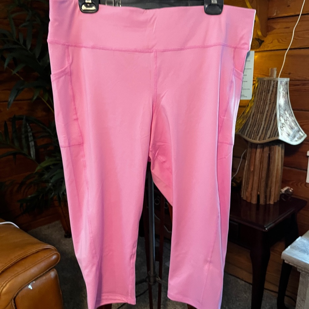Ideology 2x(38”W x 41”H x 20”L)Pink Capri Yoga Pants runs small